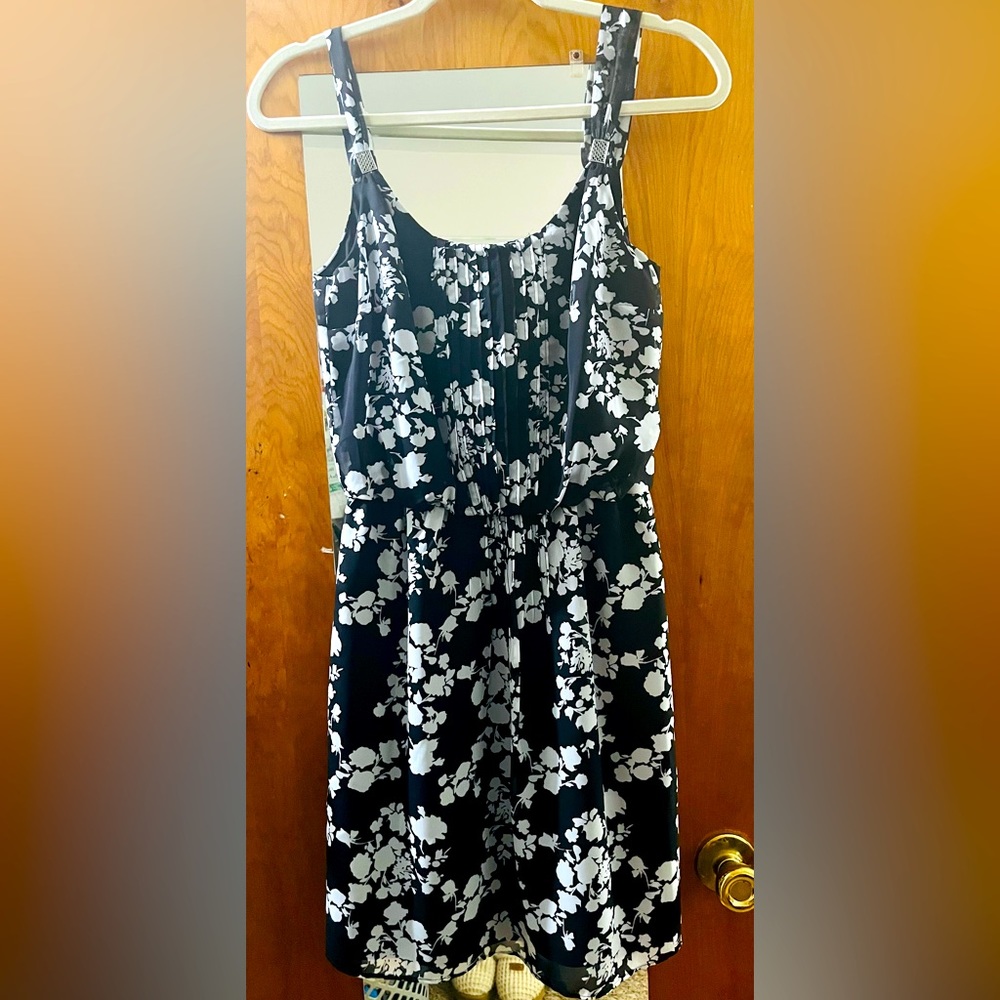 $148 NWT Black and White Floral Dress by WHBM 💖